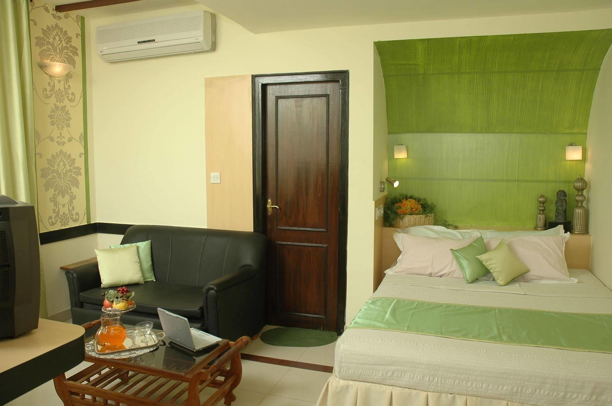 העיר בנגלור Istay Hotels Infantry Road מראה חיצוני תמונה